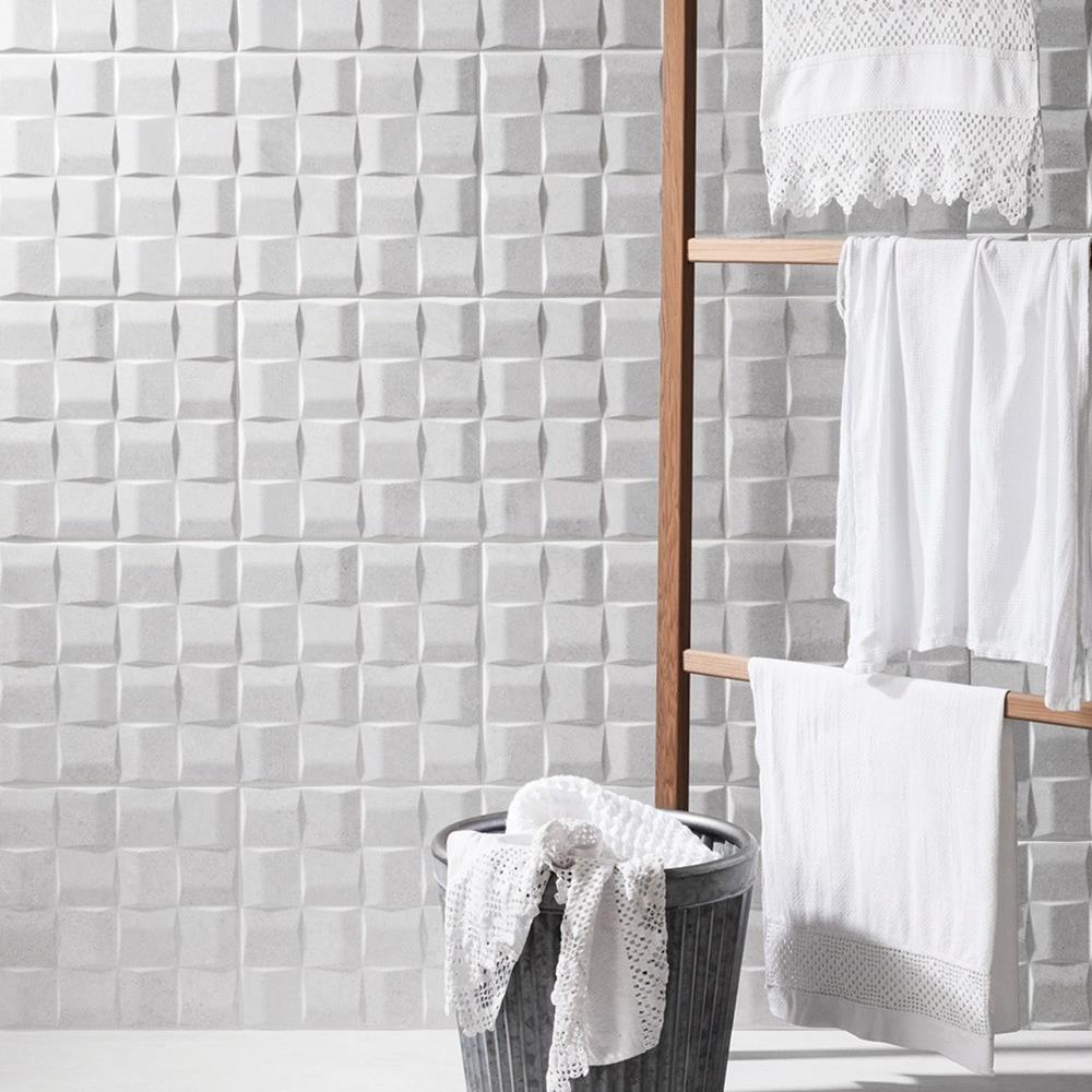 Bathroom wall with Polseden Art cream tiles