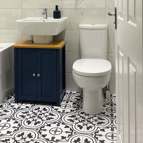  White patterned tiles in bathroom